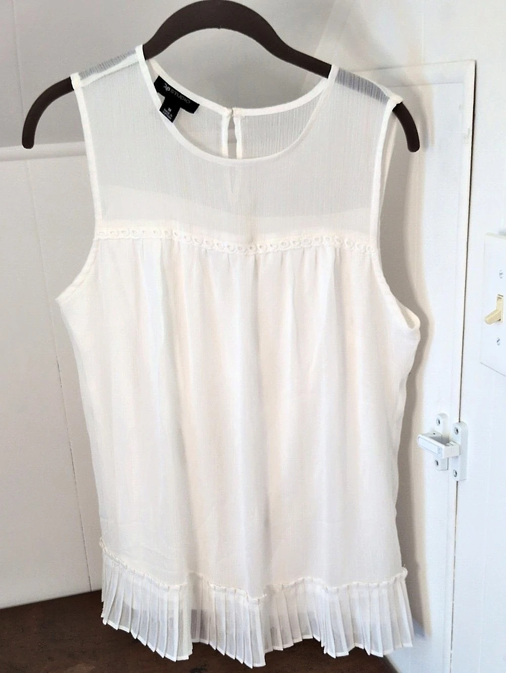 AB Studio Pleated Hem Blouse in White Size Medium Like New